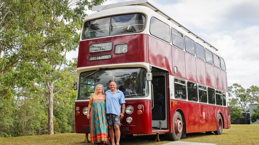 Veteránský dvoupatrový autobus proměněný v neuvěřitelný dům na kolech