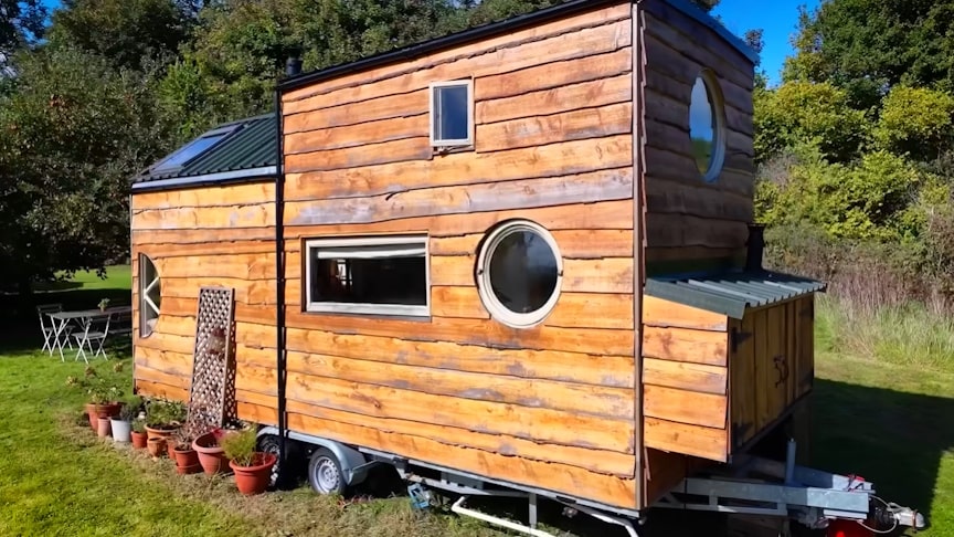 Pár si splnil sen o malém domku v anglickém venkově v rekreační oblasti Cottagecore