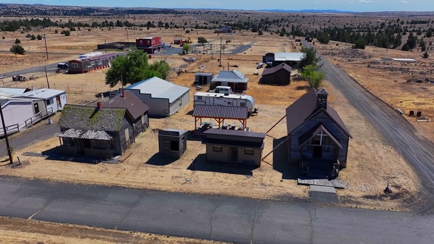 Nový začátek v městě duchů: Našli perfektní vesnici k útěku